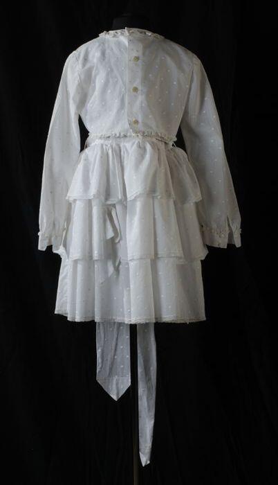 Witte kinderjurk of communiejurk met aangerimpelde strokenrok, bolero en losse strikceintuur