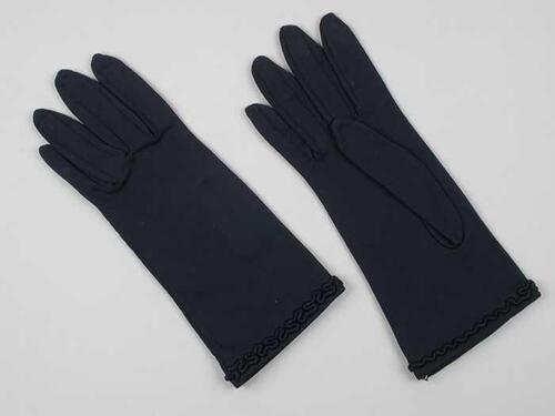 Paar korte dameshandschoenen van donkerblauw tricot met geruwde grijze voering, passement op de pols