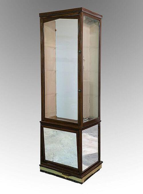 Schoenenwinkel Corbeau, staande vitrine, linkerkant