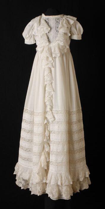 Witte doopjurk van batist, Mechelse kant, broderie blanche en katoenen onderrok