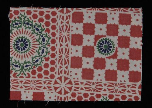 Stofstaal, katoen met fantasiedessin in rood, groen en blauw, wielvormen en blokpatronen, Kralingse…