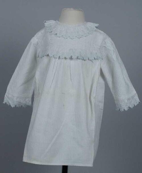 Kinderjurk of nachtjapon van wit katoen met ingeweven strepen, wit en lichtblauw broderie anglaise…