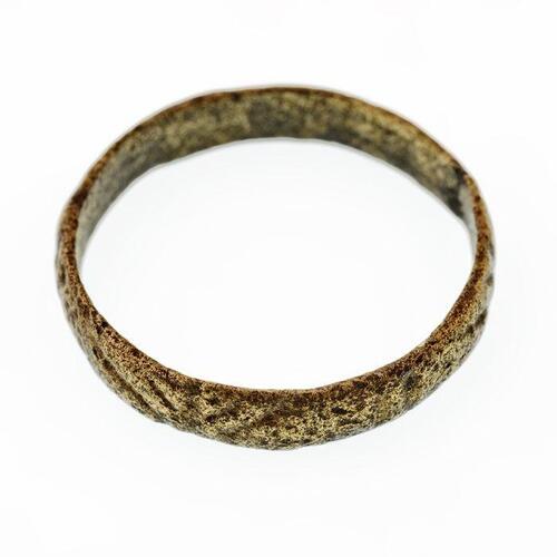 Koperen of bronzen ring, versierd, met tekst?