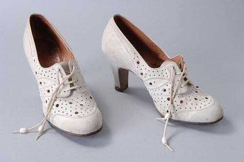 Witte nubuckleren veterschoenen met hoge hak en gaatjes als decoratie