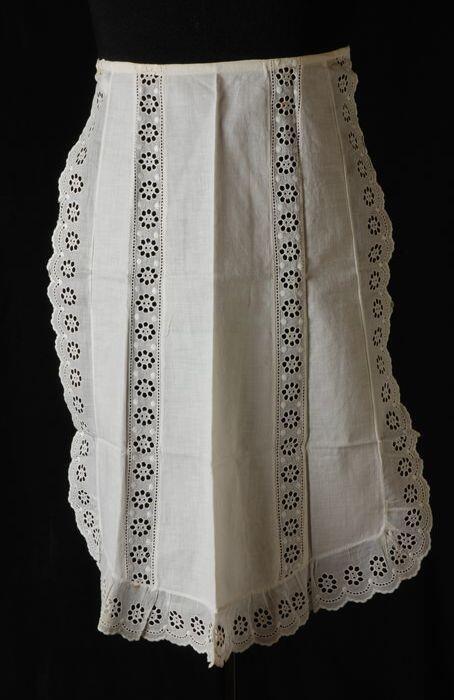 Kinderschort of tablier van wit batist