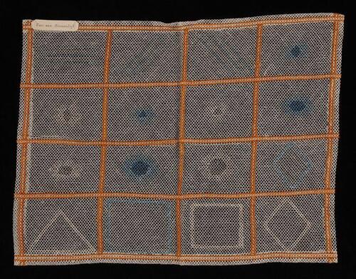 Stekenlap van grof wit katoenen tule verdeeld in zestien vlakken met borduursels in blauw en…