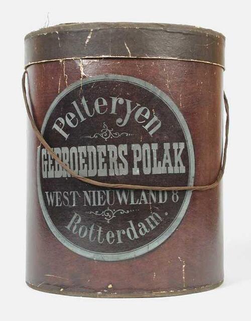 Cilindrische doos met deksel en draaglint, bekleed met donkerbruin glanzend papier,…