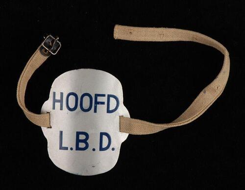 Armschild van de dienst luchtbescherming van Van Nelle met "HOOFD L.B.D."