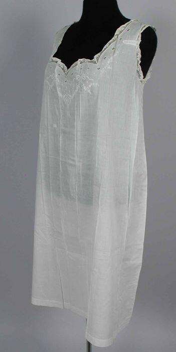 Witte halflange onderjurk zonder mouwen, voorpand versierd met broderie anglaise en borduurwerk,…