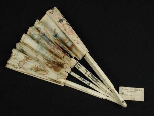 Vouwwaaier, montuur van gesneden been, bladzilverop de benen, waaierblad van papier met…