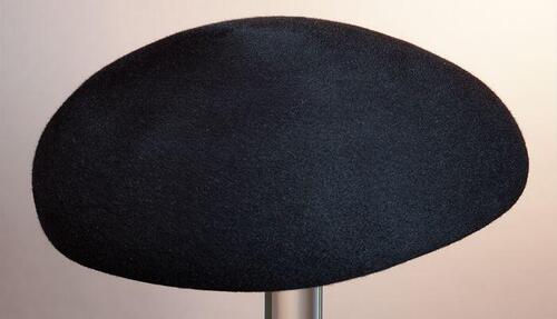 Ronde baret, alpino vorm, van zwart vilt