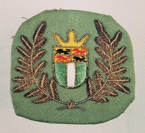 Embleem, legergroen keperkatoen met geborduurd wapen van Rotterdam en omgeven door lauwerkrans,…