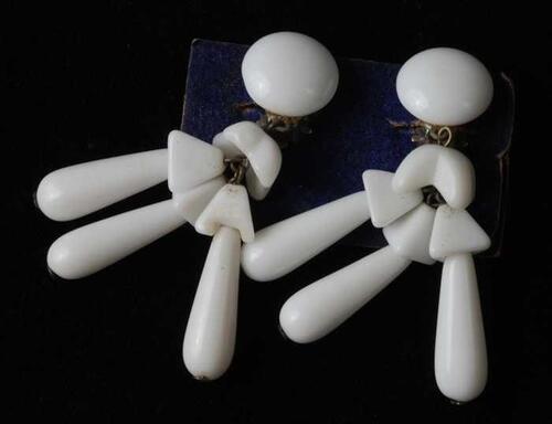Paar oorbellen, clip met hanger van drie pegels van wit glas op blauw fluweelkarton, kapper Van…