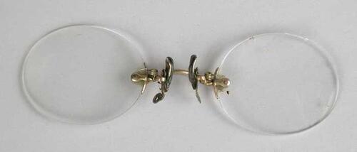 Knijpbril of pince-nez zonder montuur, met ovale glazen op sterkte, goudkleurige brug en flexibele…