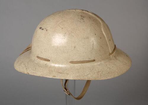 Brandweerhelm (?) van wit kunststof