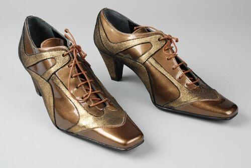 Paar damesschoenen, "Corbeau", goud-bruin gelakt