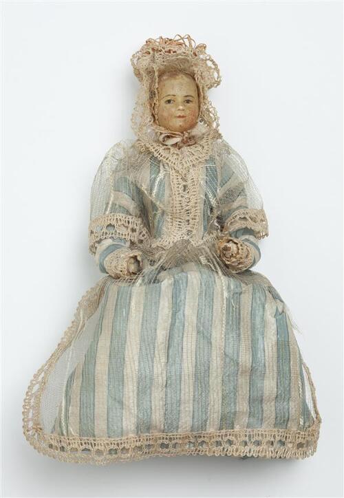 Pop voorstellende een dame, gekleed in blauw/witte zijden japon