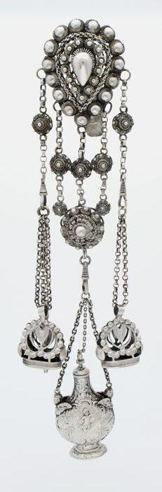zilveren chatelaine met twee signetten, horlogesleutel en flacon