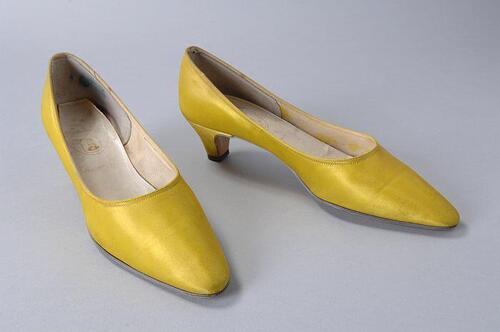 Pumps van hardgeel satijn met klein hakje en lange platte neus