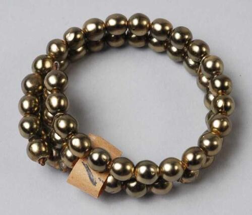 Armband, spiraalarmband van twee rijen geelgrijze paarlemoerglanzende kunststofkralen, kapper Van…