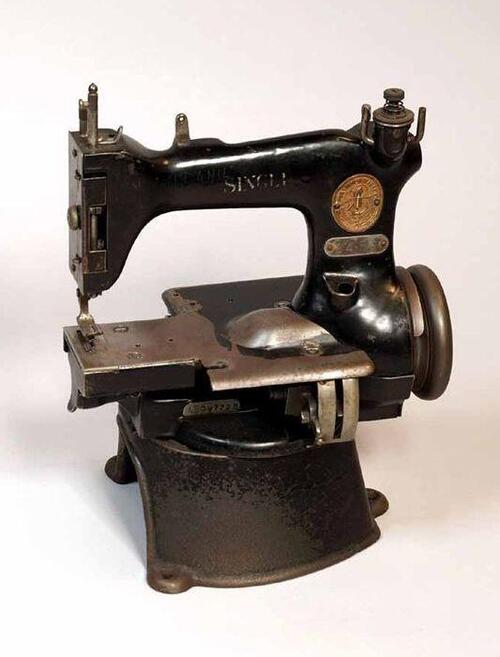 Handnaaimachine van gietijzer, deels zwart gelakt, model op hoge ronde voet "SINGER"