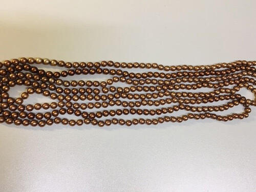 Ketting. Plastic imitatie parels. Bruin. Kleine parels. Lang snoer bestaande uit 2 aan elkaar…