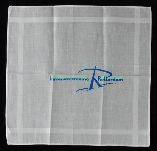 Wit katoenen zakdoek met in groen en blauw opdruk van het 'nieuwe' logo van de "Havenvereniging…