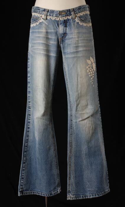 Jeans "Only", sponge wash met wijduitlopende pijpen en gehaakte applicatie