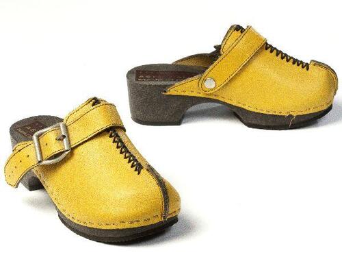 Een paar kinderklompschoenen