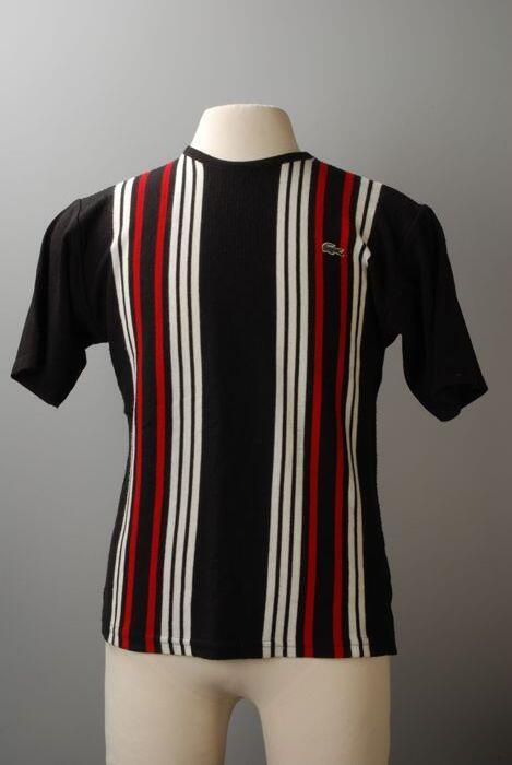 T-shirt van merk Lacoste, maat M, zwart met verticale witte en rode strepen