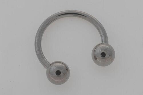 zilverkleurige piercing