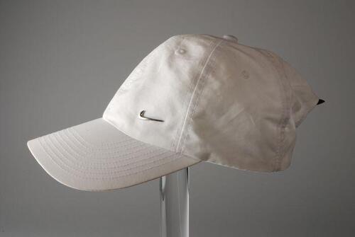 Pet, merk Nike, geheel wit met zilverkleurig Nike logo op de voorkant