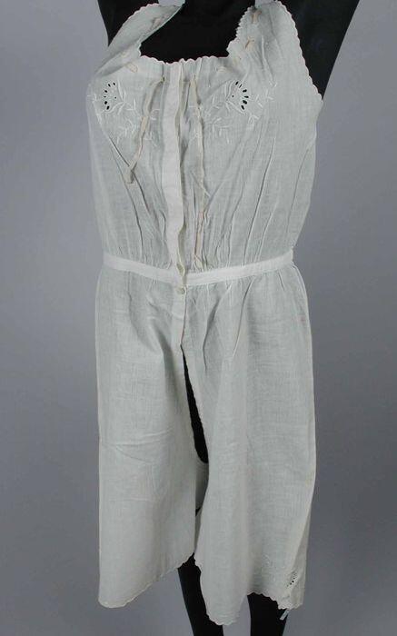 Combinaison van wit batist, hemddeel met broderie anglaise en roze zijdelint, broekdeel zonder…