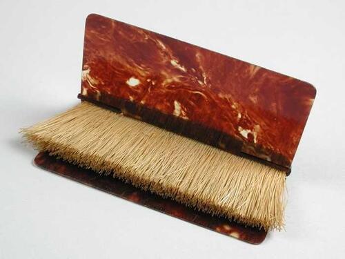 Platte hoedenborstel met twee scharnierende celluloidflappen