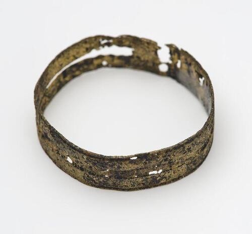 Koperen smalle ronde band, van zonnehorloge