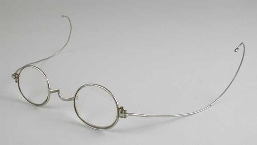 Bril met ovale glazen op sterkte, blank metalen montuur, zadelbrug en dunne flexibele veren met…