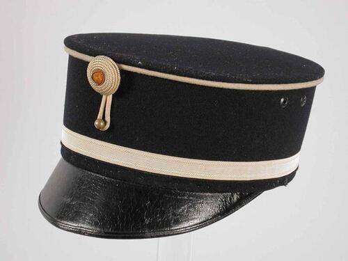 Sjako of kepie van zwart laken met zwart leren klep, witte bies en band rondom, oranje-witte…