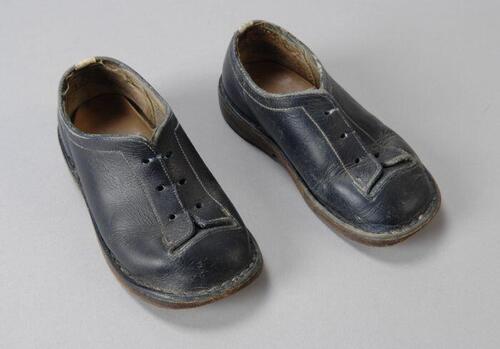 Paar kinderschoenen van donkerblauw leer, veterschoen met leren zool, kleine maat