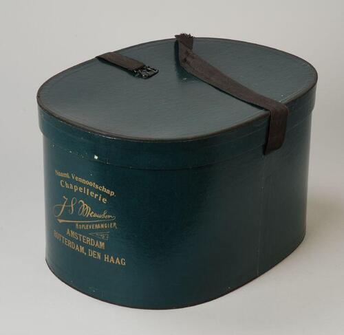 Groene, ovale hoedendoos, met riem en tekst "Naaml. Vennootschap Chapellerie J.S. Meuwsen…