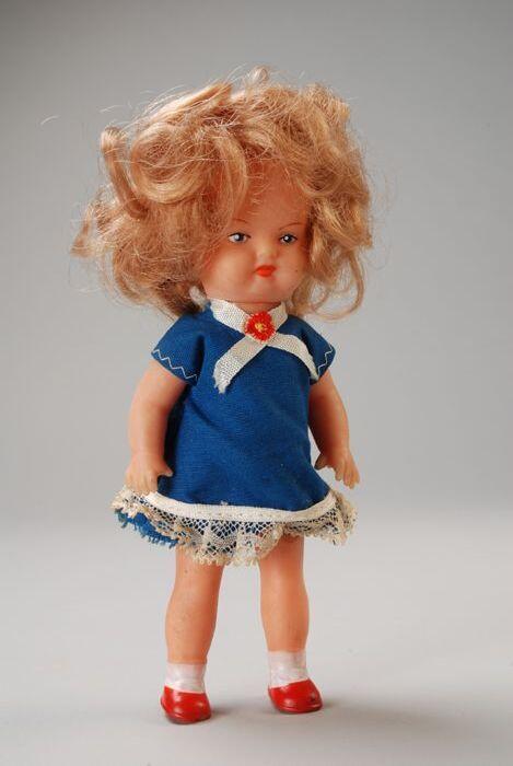 Kleine pop van plastic, Wit meisje in blauw jurkje, met beweegbare armen en benen