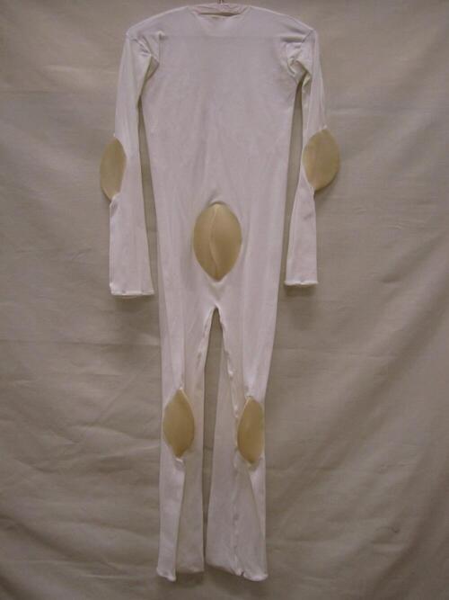 Jumpsuit (man) van wit tricot, nauwsluitend model, deels met kunststof 'verharding'