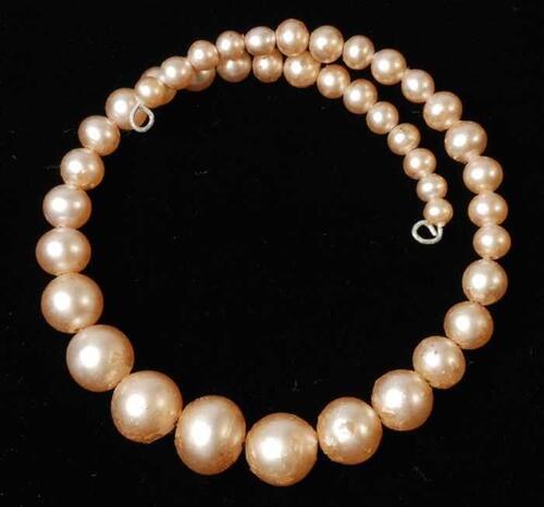 Armband, spiraalarmband met kunststofkralen met beige paarlemoerachtige laag, grootste in het…