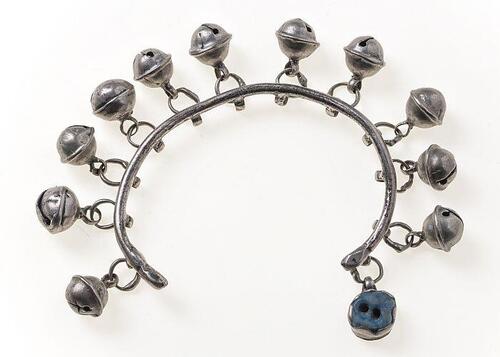 zilverkleurige armband met belletjes