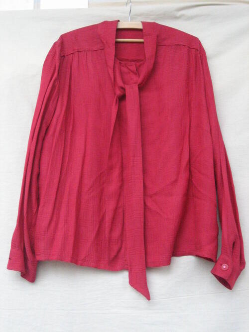Blouse van rode zijde, onderdeel van ensemble