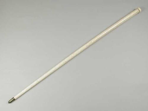 Wandelstok van apotheker met monogram "IC" op walrus knop, van walviskaakbeen met koperen punt