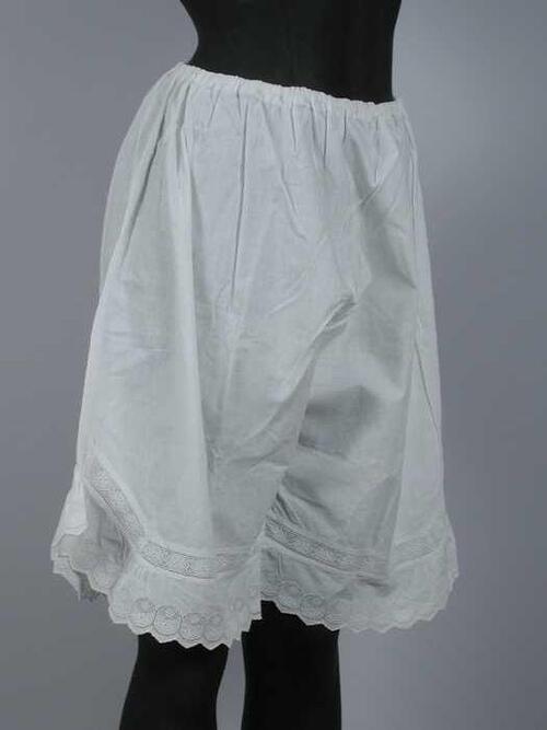 Witte katoenen onderbroek met korte wijde pijpen met ruche van sneewerk en broderie