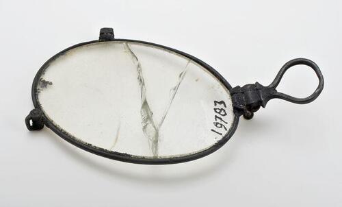 Fragment bril, deel montuur met één glas
