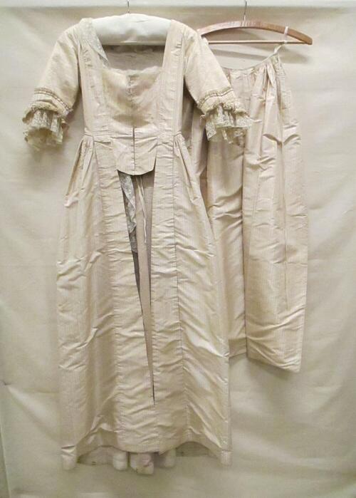 Robe à l'anglaise, bestaande uit overkleed en tablier, wit/roze zijde met ingeweven strepen en…