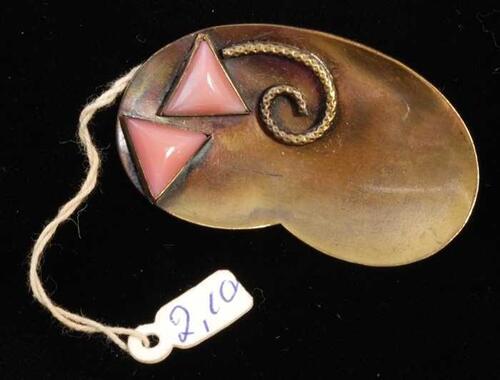 Broche van donker metaal, paletvorm met twee roze en paarse prismavormige 'stenen', kapper Van Vliet