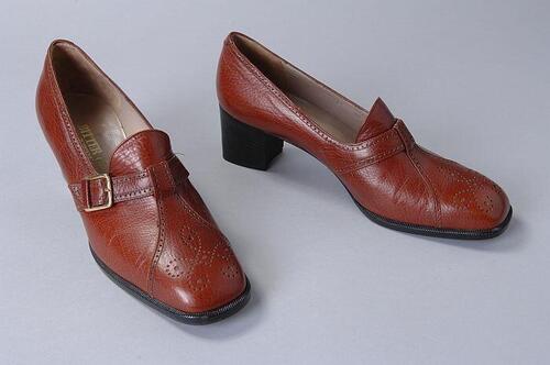 Roodbruine leren hakschoen met gaatjes-decoratie (brogue-stijl) op de neus, blokhak
